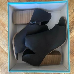 NWT Black peep toe booties - size 7